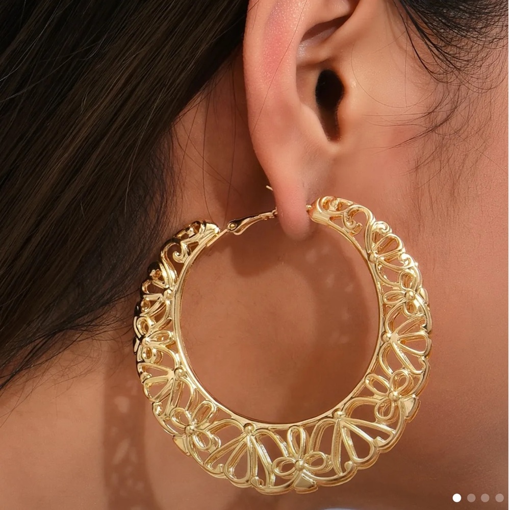 💗Lightweight Gold Tone Oversized Filagree Hoop Earrings